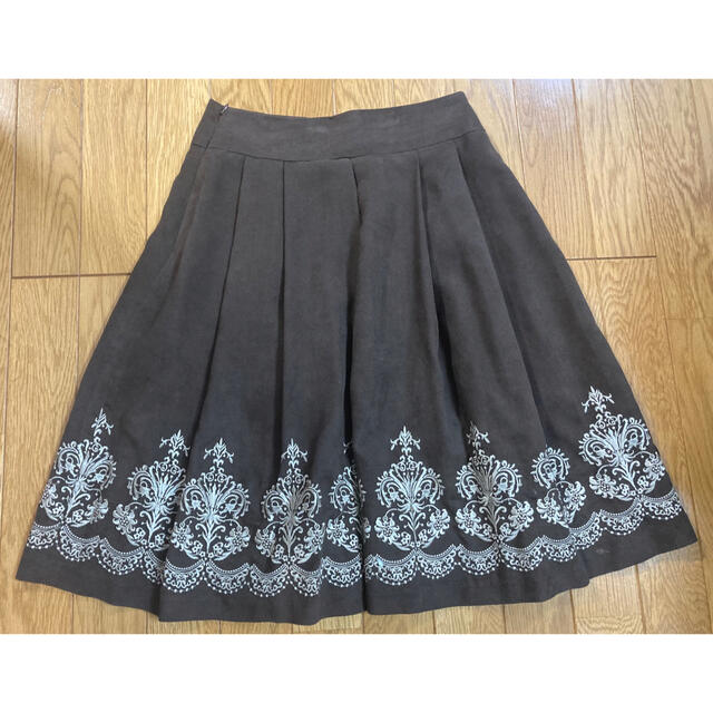 ビターブラウン 刺繍スカート レディースのスカート(ひざ丈スカート)の商品写真