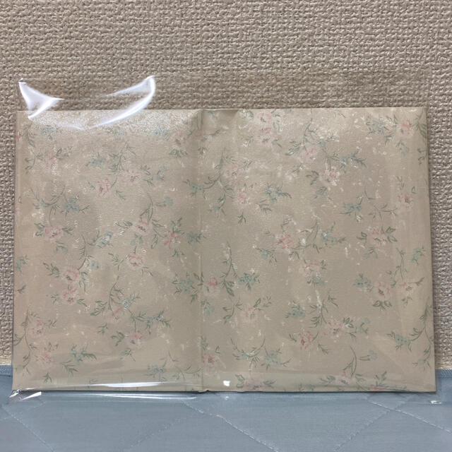 文庫本サイズ　ブックカバー　花柄　白 ハンドメイドの文具/ステーショナリー(ブックカバー)の商品写真