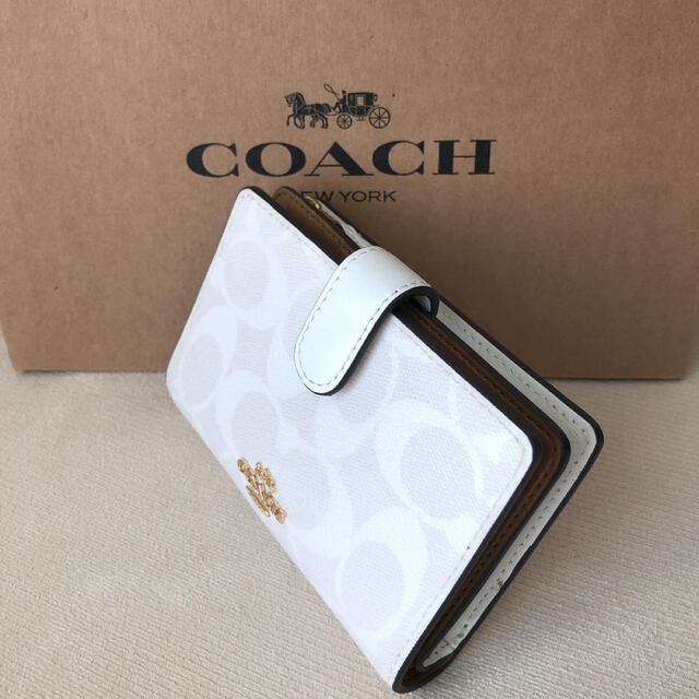 COACH(コーチ)の2020年秋冬新作★新品 COACH コーチ 二つ折り財布 グレイシャーホワイト レディースのファッション小物(財布)の商品写真