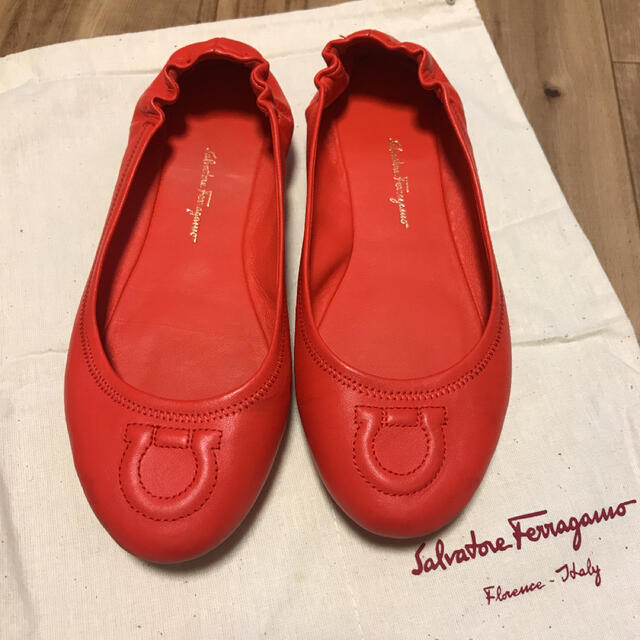 Salvatore Ferragamo(サルヴァトーレフェラガモ)のフェラガモフラットシューズ　レッド　23.5cmです レディースの靴/シューズ(バレエシューズ)の商品写真