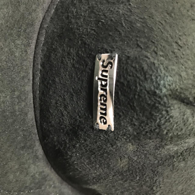 Supreme(シュプリーム)のシュプリーム スウェード メタルロゴキャップ メンズの帽子(キャップ)の商品写真