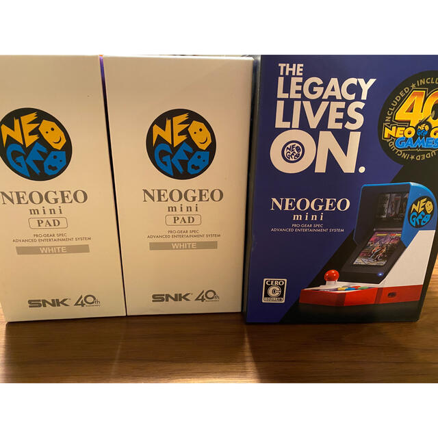 NEOGEO(ネオジオ)のSNK NEOGEO MINI ネオジオミニ 本体＋PAD白×2 エンタメ/ホビーのゲームソフト/ゲーム機本体(家庭用ゲーム機本体)の商品写真