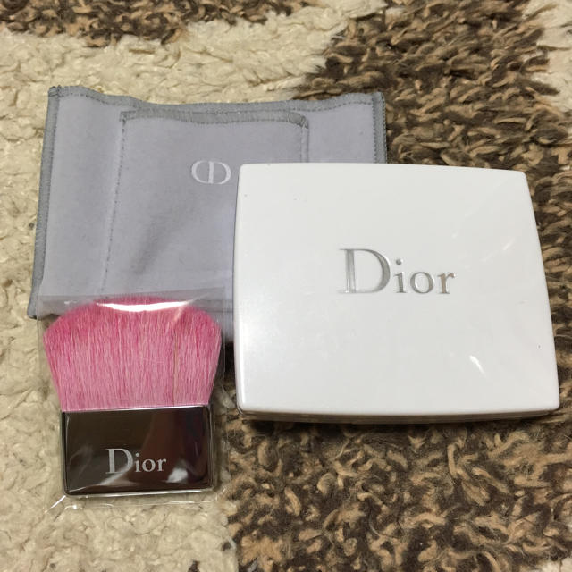 Dior(ディオール)のDior スノーチェリーブルームパウダー コスメ/美容のベースメイク/化粧品(フェイスカラー)の商品写真