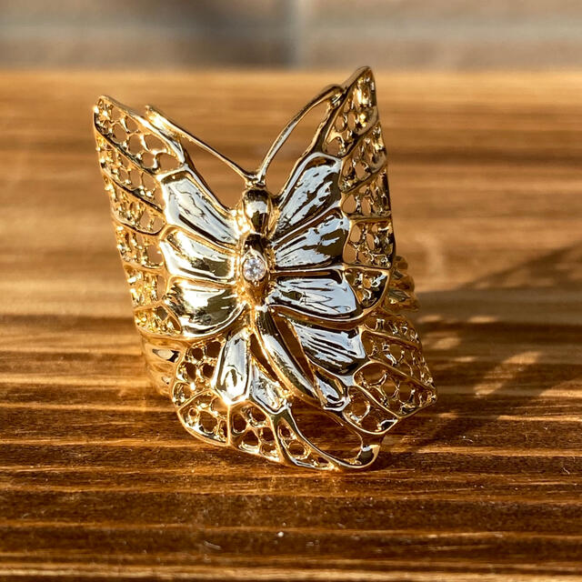 蝶の煌めき　k18 ダイヤモンド　リング