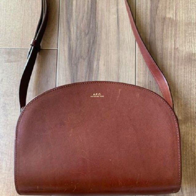 A.P.C(アーペーセー)のAPC　ハーフムーンバッグ　ブラウン レディースのバッグ(ショルダーバッグ)の商品写真