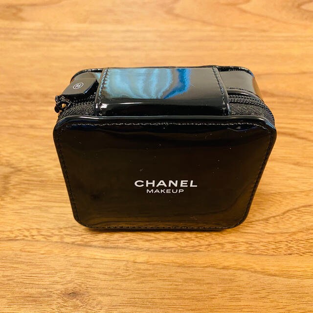 CHANEL(シャネル)のシャネルエナメル化粧ポーチ　ミニ（値下げ不可商品） レディースのファッション小物(ポーチ)の商品写真