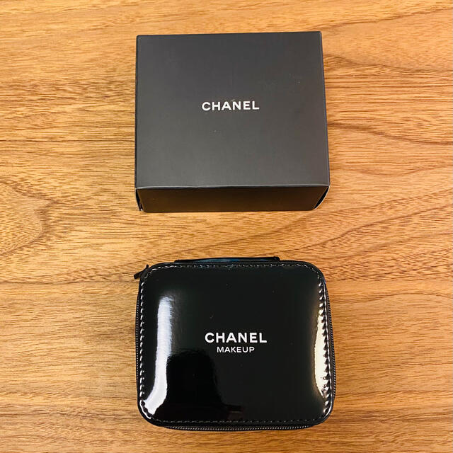 CHANEL(シャネル)のシャネルエナメル化粧ポーチ　ミニ（値下げ不可商品） レディースのファッション小物(ポーチ)の商品写真