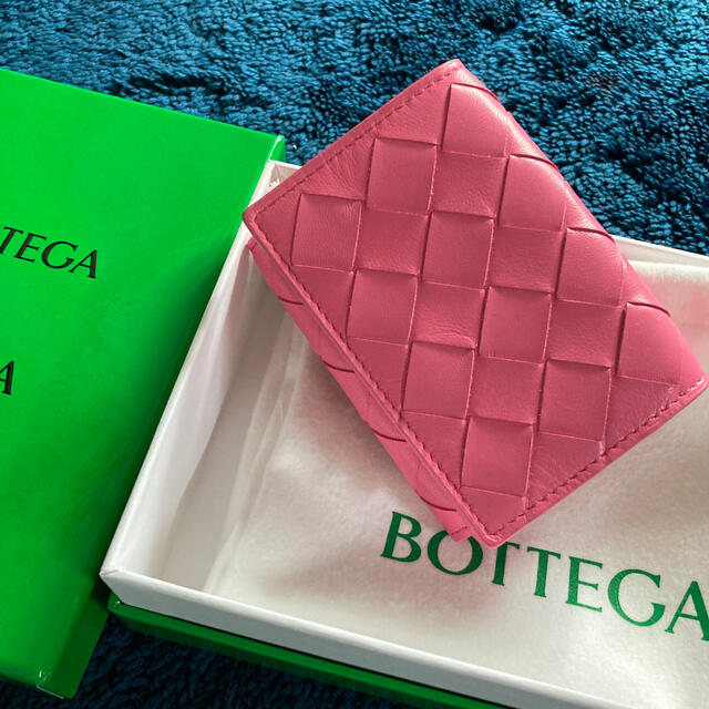 Bottega Veneta(ボッテガヴェネタ)の【お取り置き中aym様専用】ボッテガヴェネタ   三つ折り　ピンク　ミニ財布 レディースのファッション小物(財布)の商品写真