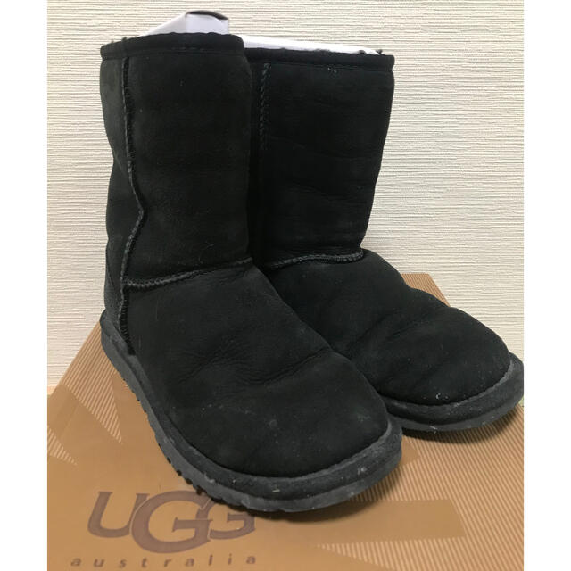 UGG(アグ)のUGG  アグ　ムートンブーツ　黒　クラシックショート　22センチ　 レディースの靴/シューズ(ブーツ)の商品写真