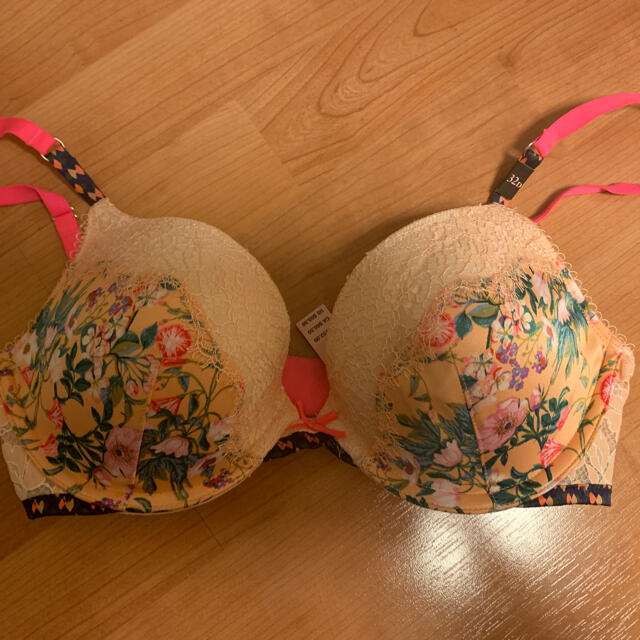 Victoria's Secret(ヴィクトリアズシークレット)の新品未使用タグ付ビクトリアズシークレットブラジャー32D レディースの下着/アンダーウェア(ブラ)の商品写真