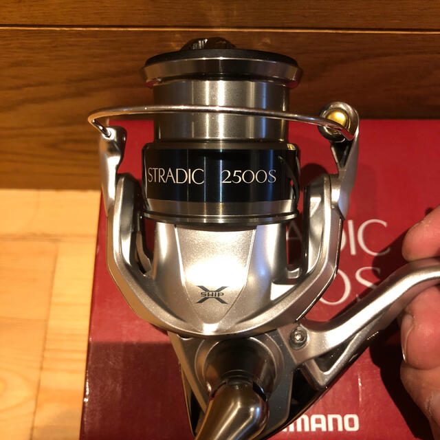 SHIMANO(シマノ)の【実釣10回以下】ストラディック 2500S シマノ スピニングリール 2500 スポーツ/アウトドアのフィッシング(リール)の商品写真