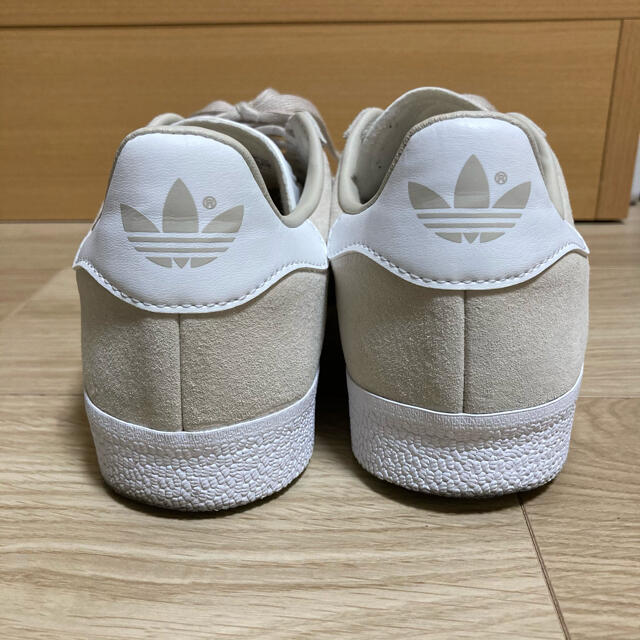 adidas(アディダス)のadidas ベージュ スニーカー 23.0cm レディースの靴/シューズ(スニーカー)の商品写真