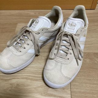 アディダス(adidas)のadidas ベージュ スニーカー 23.0cm(スニーカー)