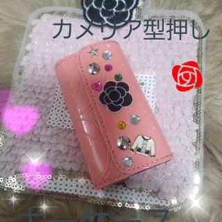 カメリア型押しキーケース✩.*˚ホワイトジャケット(キーケース)