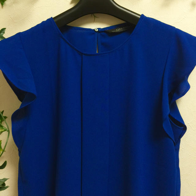 ZARA(ザラ)のザラ/ZARA ブルーの袖フリルトップス レディースのトップス(シャツ/ブラウス(半袖/袖なし))の商品写真