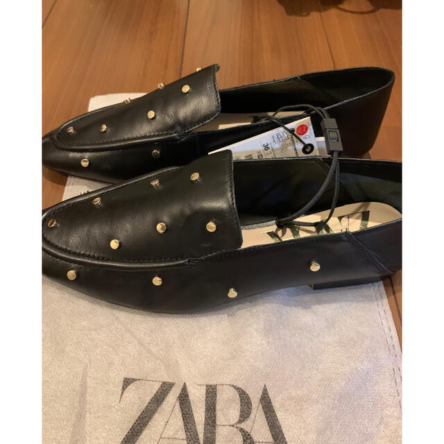 ZARA(ザラ)のZARA ザラ　スタッズ付き　ソフトリアルレザーローファー レディースの靴/シューズ(ローファー/革靴)の商品写真