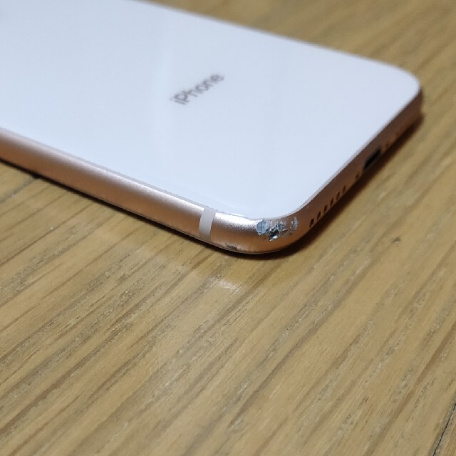 iPhone(アイフォーン)のiPhone8 ゴールド　64GB　フレームにキズあり スマホ/家電/カメラのスマートフォン/携帯電話(スマートフォン本体)の商品写真