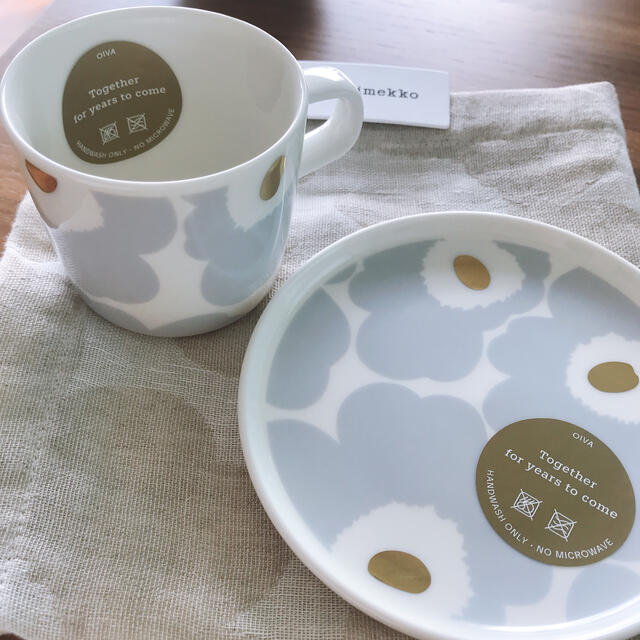 marimekko(マリメッコ)の【再入荷/新品】マリメッコウニッコアイシーグレーゴールドプレート&コーヒーカップ インテリア/住まい/日用品のキッチン/食器(食器)の商品写真