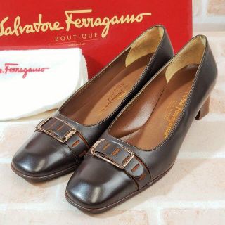 サルヴァトーレフェラガモ(Salvatore Ferragamo)の美品 フェラガモ ☆ ベルトデザイン レザー パンプス 4.5 D 伊製(ハイヒール/パンプス)