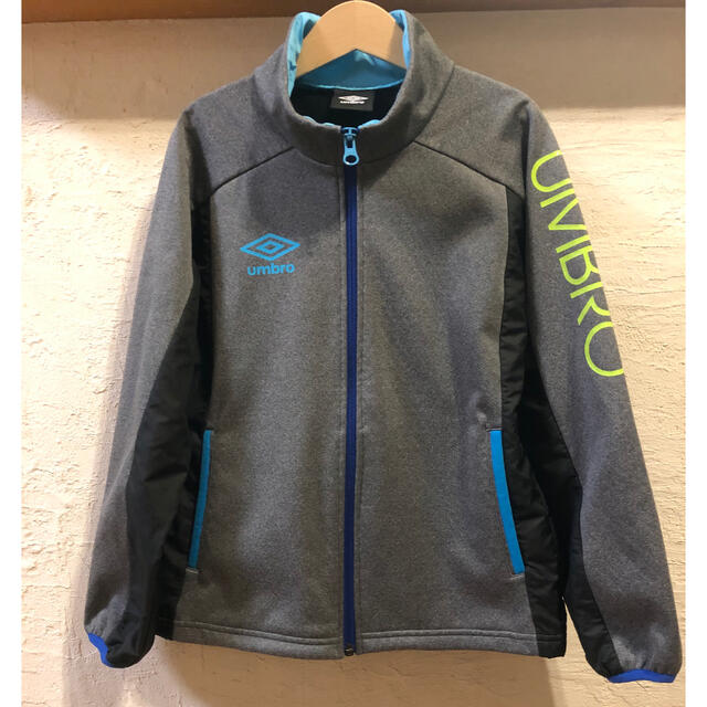 UMBRO(アンブロ)のジャージ上　厚手　キッズ　グレー　umbro 140cm サッカー キッズ/ベビー/マタニティのキッズ服男の子用(90cm~)(ジャケット/上着)の商品写真