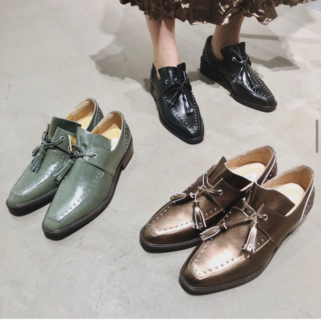 Ameri VINTAGE(アメリヴィンテージ)のアメリヴィンテージ   STUDS TASSEL LOAFER レディースの靴/シューズ(ローファー/革靴)の商品写真