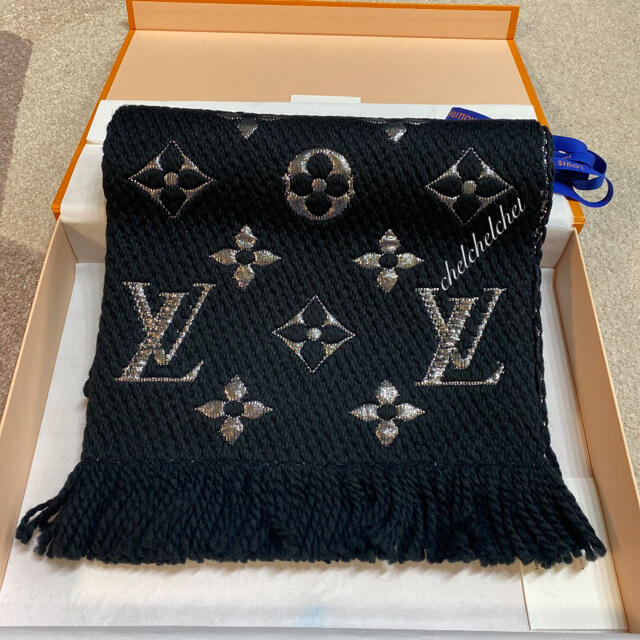 LOUIS VUITTON(ルイヴィトン)のさくちゃん様専用 正規品 新品 タグ付 ルイヴィトン エシャルプ ロゴマニア レディースのファッション小物(マフラー/ショール)の商品写真