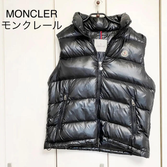 MONCLER(モンクレール)のモンクレール　MONCLER ダウンベスト　黒　ブラック メンズのジャケット/アウター(ダウンベスト)の商品写真