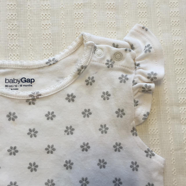 babyGAP(ベビーギャップ)の肩フリルボディ ❃ size80 キッズ/ベビー/マタニティのベビー服(~85cm)(ロンパース)の商品写真