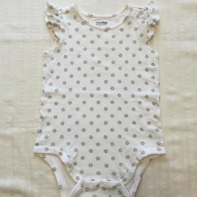 babyGAP(ベビーギャップ)の肩フリルボディ ❃ size80 キッズ/ベビー/マタニティのベビー服(~85cm)(ロンパース)の商品写真