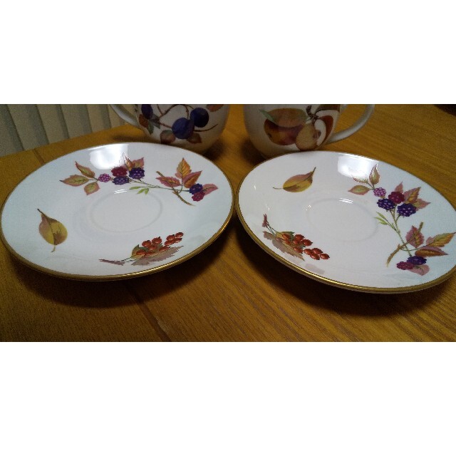 Royal Worcester(ロイヤルウースター)のぱふこ様専用 ロイヤルウースターイヴシャムゴールドカップ&ソーサー2個 インテリア/住まい/日用品のキッチン/食器(グラス/カップ)の商品写真