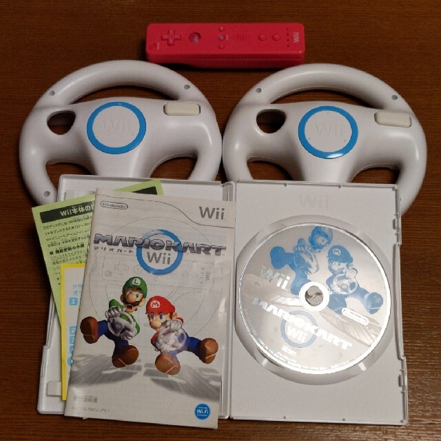 Wii(ウィー)のマリオカートWii＆ハンドル×2＆リモコンピンクセット エンタメ/ホビーのゲームソフト/ゲーム機本体(家庭用ゲームソフト)の商品写真