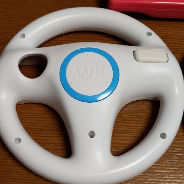 Wii(ウィー)のマリオカートWii＆ハンドル×2＆リモコンピンクセット エンタメ/ホビーのゲームソフト/ゲーム機本体(家庭用ゲームソフト)の商品写真