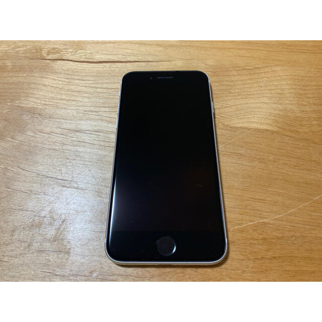 iPhone(アイフォーン)のiPhoneSE 256GB ホワイト カバー付き スマホ/家電/カメラのスマートフォン/携帯電話(スマートフォン本体)の商品写真