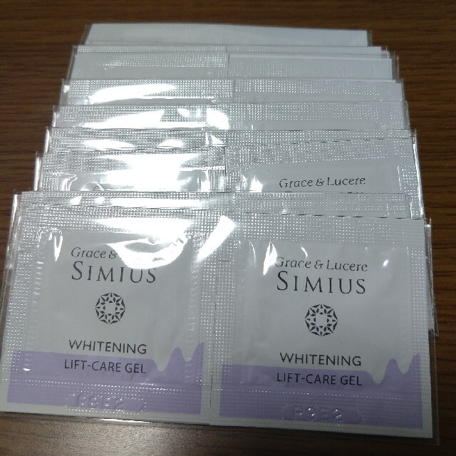 simius薬用ホワイトニングリフトケアジェル 1g×20包 20gトライアル コスメ/美容のスキンケア/基礎化粧品(オールインワン化粧品)の商品写真