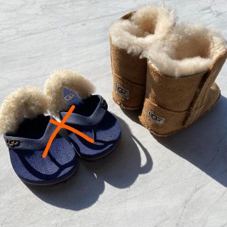 アグ(UGG)の【美品】【値下げ中】UGG ベビーシューズ　ムートンブーツ&ファーサンダルセット(ブーツ)