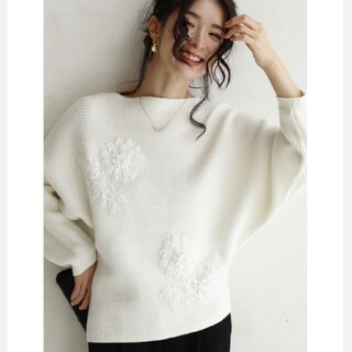 カワイイ(cawaii)のcawaii 立体白花咲く刺繍ニットドルマントップス　ホワイトセーター(ニット/セーター)