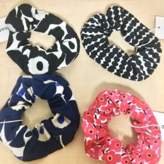 マリメッコ(marimekko)の美品　マリメッコ　シュシュ　キオスキ　ミニミニウニッコ(ヘアゴム/シュシュ)