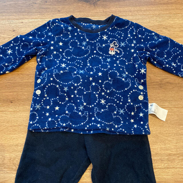 UNIQLO(ユニクロ)のUNIQLO フリースパジャマ【90】 キッズ/ベビー/マタニティのキッズ服男の子用(90cm~)(パジャマ)の商品写真