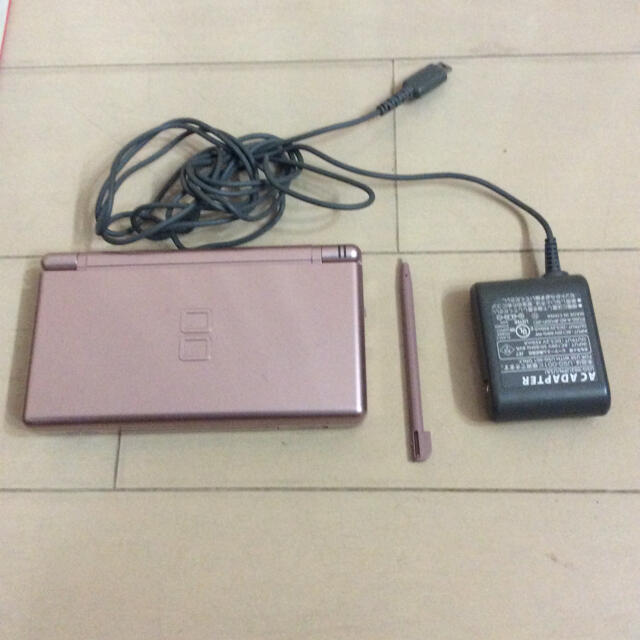 ニンテンドーDS(ニンテンドーDS)のDS Lite Rose 本体 充電器 タッチペン 説明書付いてます エンタメ/ホビーのゲームソフト/ゲーム機本体(携帯用ゲーム機本体)の商品写真