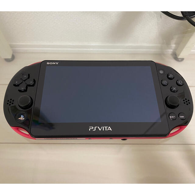 PlayStation Vita(プレイステーションヴィータ)のPS VITA 本体 ピンク　充電器とメモリーカード付き エンタメ/ホビーのゲームソフト/ゲーム機本体(携帯用ゲーム機本体)の商品写真