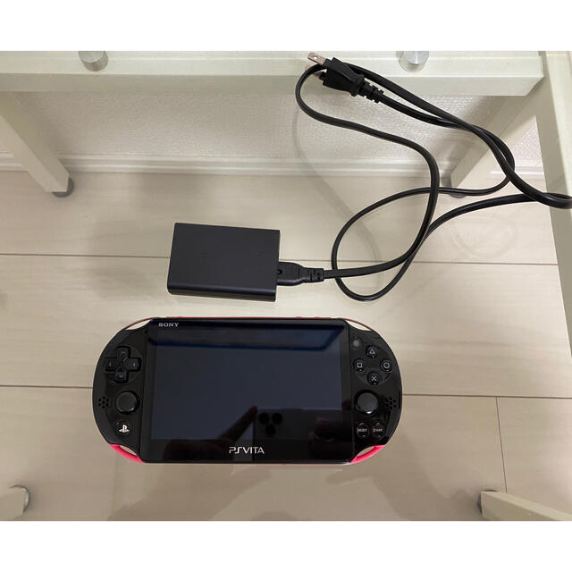 PlayStation Vita(プレイステーションヴィータ)のPS VITA 本体 ピンク　充電器とメモリーカード付き エンタメ/ホビーのゲームソフト/ゲーム機本体(携帯用ゲーム機本体)の商品写真
