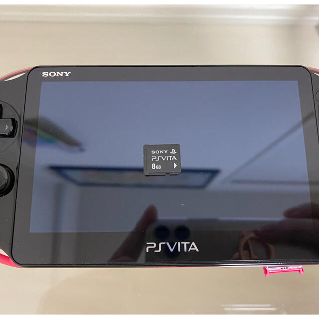 PlayStation Vita(プレイステーションヴィータ)のPS VITA 本体 ピンク　充電器とメモリーカード付き エンタメ/ホビーのゲームソフト/ゲーム機本体(携帯用ゲーム機本体)の商品写真