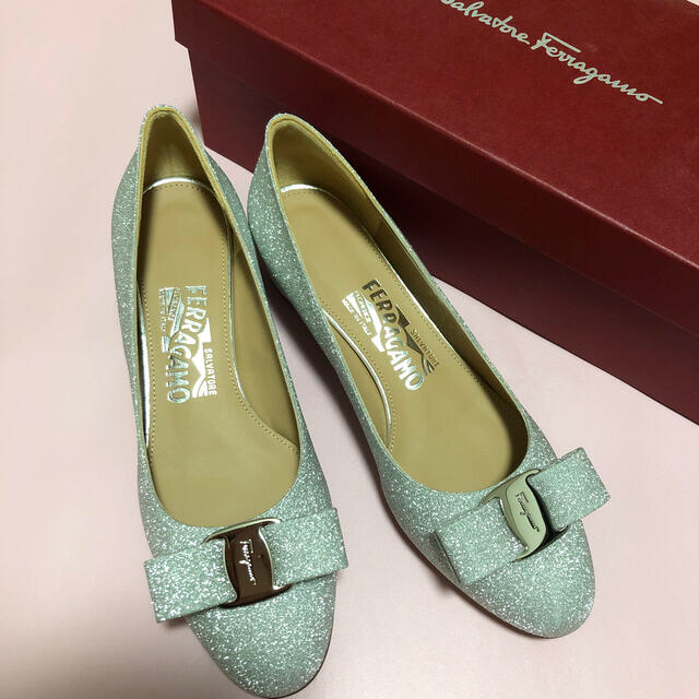 Ferragamo(フェラガモ)のフェラガモ ヴァラ パンプス グリッター シルバー ラメ 5.5 新品 23cm レディースの靴/シューズ(ハイヒール/パンプス)の商品写真