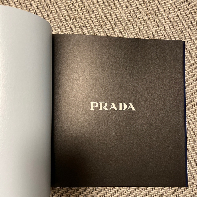 PRADA(プラダ)のプラダ　カタログスカーフ エンタメ/ホビーの雑誌(ファッション)の商品写真