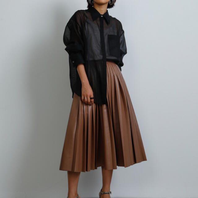 LE CIEL BLEU(ルシェルブルー)のフェイクレザープリーツスカート レディースのスカート(ひざ丈スカート)の商品写真