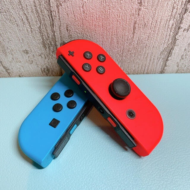 Nintendo Switch(ニンテンドースイッチ)の【美品】  Switch ジョイコン Joy-Con L R右左 レッド ブルー エンタメ/ホビーのゲームソフト/ゲーム機本体(家庭用ゲーム機本体)の商品写真
