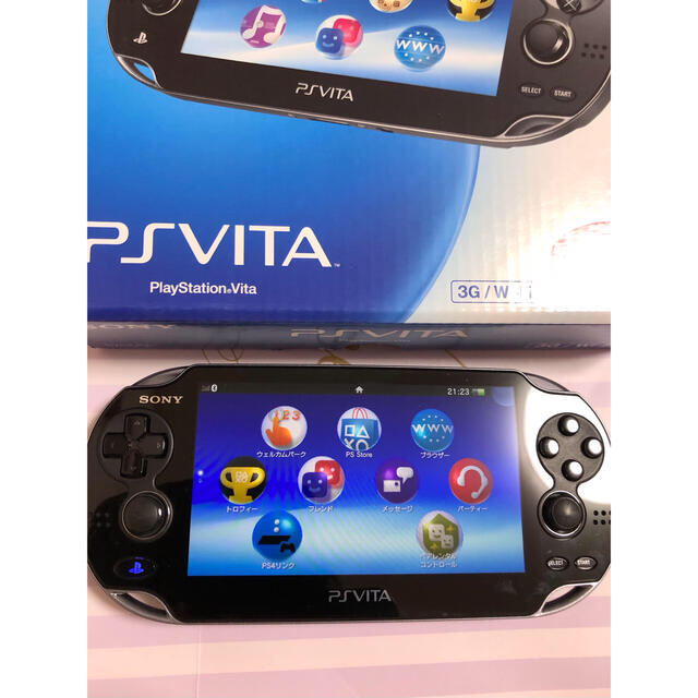 PlayStation Vita(プレイステーションヴィータ)のPSVITA 本体　ソフト　32GB ケース PCH-1100 Wi-Fiモデル エンタメ/ホビーのゲームソフト/ゲーム機本体(携帯用ゲーム機本体)の商品写真