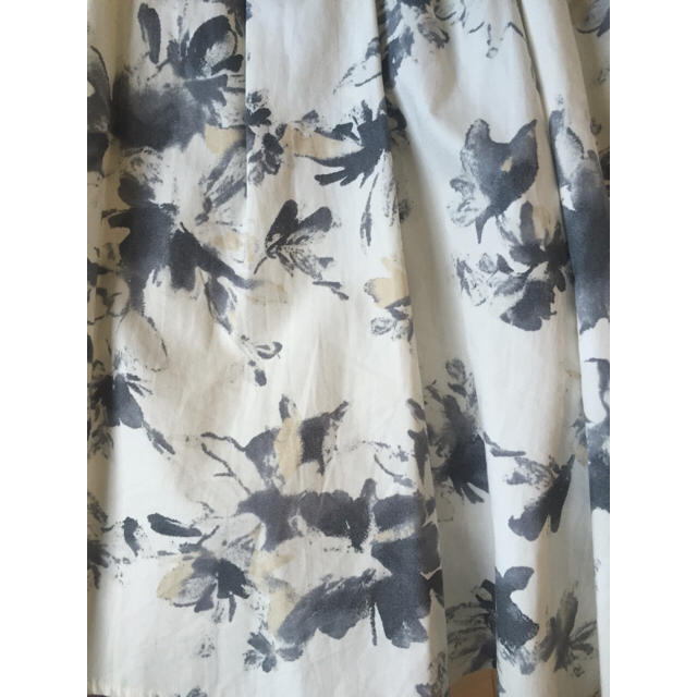 Noela(ノエラ)の花柄リバーシブルスカート レディースのスカート(ひざ丈スカート)の商品写真