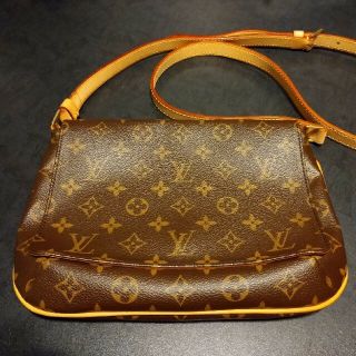 新春大特価‼️【ときめく美しさ‼️エレガント‼️】VUITTON　黒　ショルダーバッグプレゼント