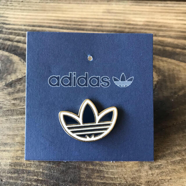 adidas(アディダス)のadidas ピンバッジ エンタメ/ホビーのアニメグッズ(バッジ/ピンバッジ)の商品写真